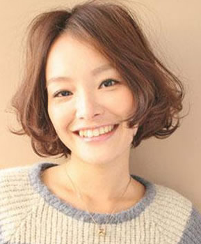 点击大图看下一张:中分bobo头 从顶发部分就开始营造蓬松的造型效果,短发的发尾部分的细碎更使整体空气感十足,而且还起到了瘦脸的作用,提升了自身的气质.