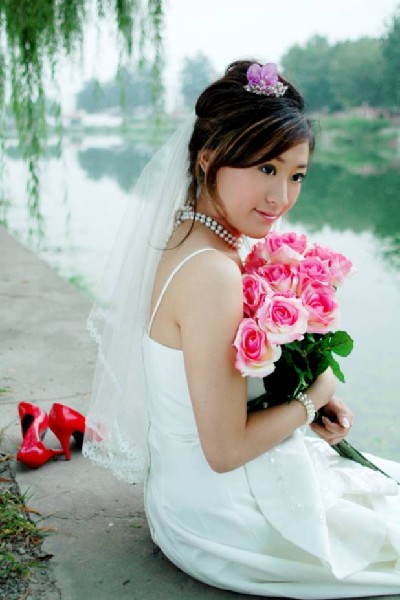 点击大图看下一张：美丽的新娘婚纱照 花样发型献给心爱的他[8P]