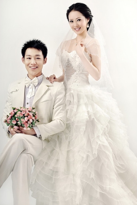 点击大图看下一张：这款韩式婚纱照新娘发型把头发都往后盘起来，展现出精致完美的脸蛋，显得很干净哦。