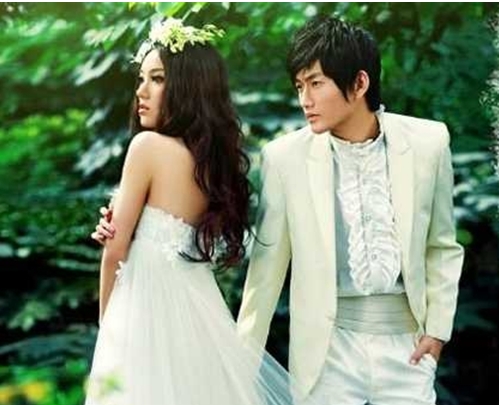 点击大图看下一张：这款韩式婚纱照新娘发型漂亮优雅，飘逸的长卷发犹如仙女，头上的装饰看起来就像是花姑娘一样，一个字，美！