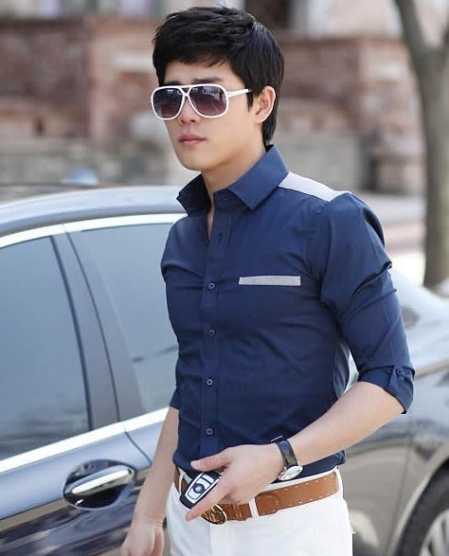 点击大图看下一张:男生碎发长发发型,型男气质的长发发型,运用独特的修剪技巧,露出了男生干净的双耳,头发梳理的十分整齐,给人一种无比清爽自然的感觉,刘海剪得很短,凸显出了男生立体感的五官,一副时尚墨镜的佩戴,尽显型男气质