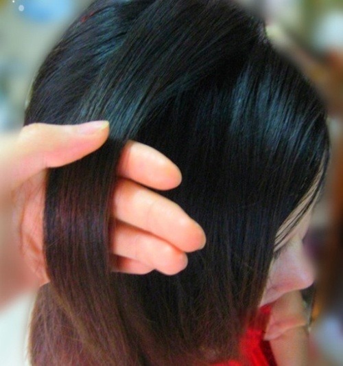 点击大图看下一张：韩式斜刘海编发图解：首先，在分出刘海之后的发顶上，披出如图所示的一小缕秀发，只是上层的秀发就可以了，保持秀发的柔顺程度。