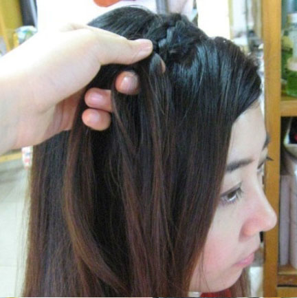 点击大图看下一张：一缕缕添发的时候，由于贴近刘海，注意刘海与秀发的发线，可以不用特意的去披开，有整齐的感觉就好