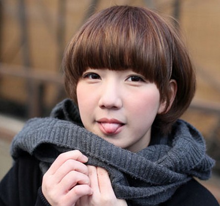 点击大图看下一张：韩式可爱锅盖头短发：蓬松、内扣式的发尾，很好将MM的脸蛋进行了修饰，充满空气感的发丝，韩式流行风格，可爱时尚，2014年最流行。