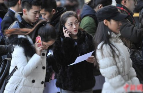 点击大图看下一张：2014年2月9日，北京电影学院2014年招生考试正式开始。在各招考专业中，表演依旧为热门专业，北影招生报考火爆，现场美女云集，其中长发美女居多，一起来猜下她们中谁会是未来的明星呢？