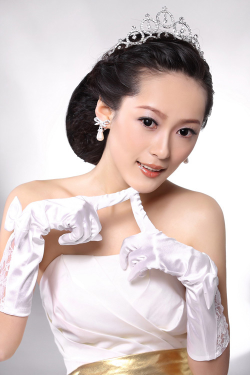 点击大图看下一张：韩式的盘发还是非常受欢迎的，其中尤其以新娘盘发最为突出，今天小编分享一款简单大方的韩式婚纱照新娘发型，喜欢的朋友记得要分享哦！