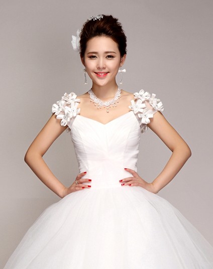 点击大图看下一张：韩式新娘盘发图片，通过韩国的时尚与西方新娘的元素想结合，打造出完美气质型新娘，相信在婚宴的会场上你一定会引爆所有嘉宾的眼球。