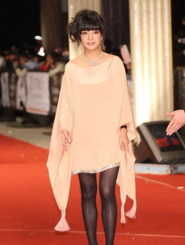 点击大图看下一张:大红大紫的赵薇在很长一段时间都不太会打扮自己,似乎造型师与她有仇。原本身材气质俱佳的赵薇走上红毯时总是给人拖沓、邋遢甚至气场弱爆了的乡土气质。