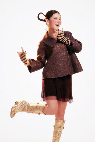 点击大图看下一张:搞怪天王谢娜的这个妆容可真是对的起她的名号了。红鼻头连着腮红,怎么看怎么屌丝。