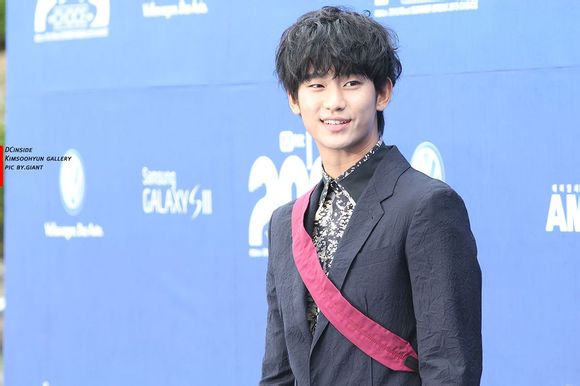 点击大图看下一张:金秀贤齐刘海微卷发,秀贤这个发型不单单看起来非常好看,而且非常有自己的独特个性~