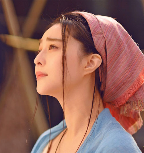点击大图看下一张：范冰冰在《武则天》剧中的“民女”造型，一方头巾把头发束起来，简约而有气质。