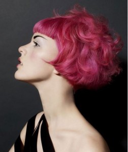 点击大图看下一张：玫红色时尚染色，一个时尚潮流的短波波头，头顶部采用了蓬松的烫卷，发型上以及够时尚，配上绚丽的玫红染色，使整个发型更精美。