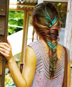 点击大图看下一张：蜡笔式的渲染，将头发往后自然的编成一条蜈蚣辫之后，在原本棕色的头发上，染上了粉色、绿色、蓝色等不同的颜色，仿佛是用蜡笔涂画上去的。