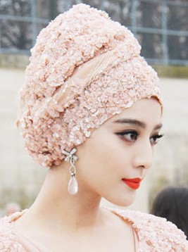 点击大图看下一张：藕色Elie Saab礼服搭配同色贝壳头巾，充满东方情调的优雅奢华。如果你对自己足够有自信，不妨也尝试一下学范爷这样隆重而优雅的头巾look吧。