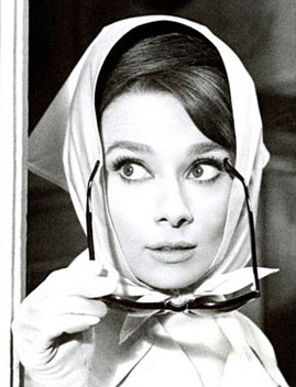 点击大图看下一张：要重现60年代的风采，可以学习Audrey Hepburn(奥黛丽·赫本)的标志性装扮。用三角丝质围巾绕过头部在下颚打结，根据你自己的脸型你可以决定要不要刘海。你也可以选择戴墨镜，但强烈建议摘下来露出你的大眼吧!