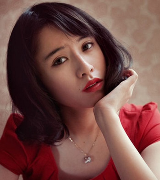 点击大图看下一张：韩式的女生短发造型，动感的卷发尾衬托出迷人靓丽的红唇妆容，瘦脸也达到完美效果，偏分的短刘海，可爱又清新。