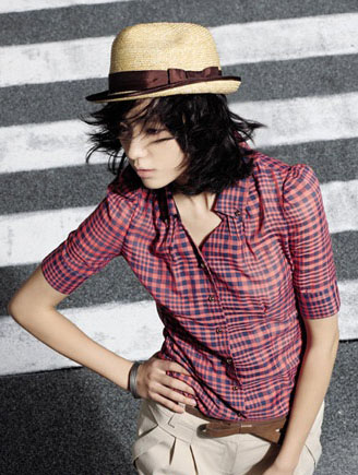 点击大图看下一张:春夏,用一款草帽搭配短发发型,显得非常亮眼。