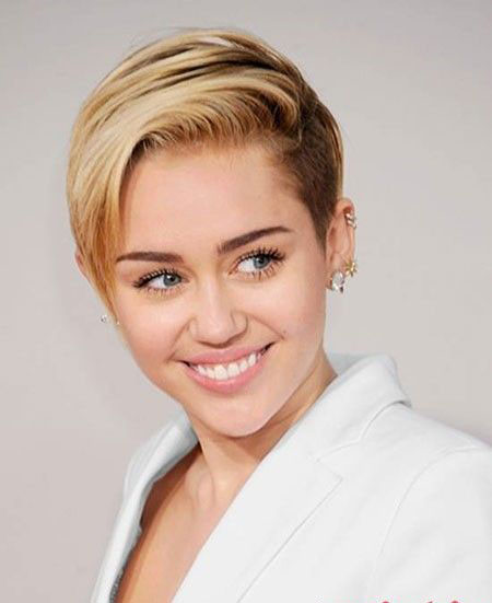 点击大图看下一张：Miley Cyrus机师短发造型，这款利落的偏分油头可谓是经典中的经典，当然，如果您没有Miley的精致小脸跟无忧青春就不要考虑了。但是她可以，因为前面还有无数的冒险等着她。
