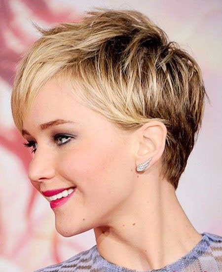 点击大图看下一张：Jennifer Lawrence凌乱侧分短发，一个酷酷的偏分刘海和凌乱的层次，被打理得华而不实，但是又不失为一款经典的精灵发型。