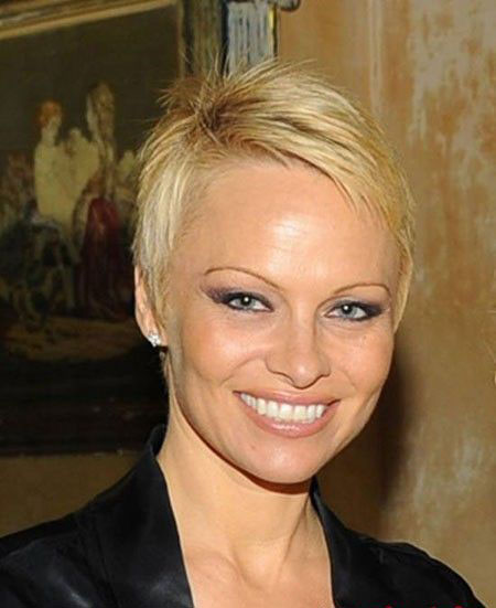 点击大图看下一张：Pamela Anderson假小子造型，我喜欢Pamela的大胆，也正是因为这样，一款如此假小子的发型她才能驾驭，并且伴随着头发的长出，她也会因此而得到一个不同的造型。