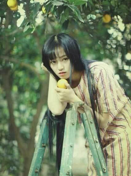 点击大图看下一张:“武大女神”黄灿灿最新清纯学生发型照。