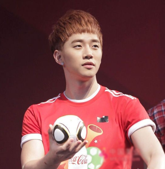 点击大图看下一张:可以说这位男生的这款发型因为两边被剃掉的原因使得他的脸形得以拉长不少,当然这拉长的功劳还有一部分的是因为那有顶区的头发和那有点过长的却稀少的刘海而达成的。