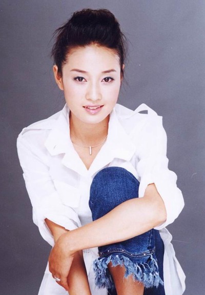 点击大图看下一张：马伊琍清爽气质背头，将刘海部分向后背去，有很强的拉长脸型效果，其余发丝梳理光滑固定在脑后，很大程度的凸显了马伊琍的个人气质。