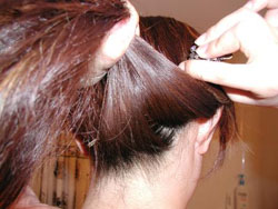 点击大图看下一张：这款美美的韩式花苞头发型扎法，只需半分钟，多练习几次就可以学会啦，首先把头发抓起来，把发簪放在中间。