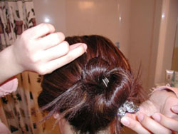 点击大图看下一张：用簪子从上面的头发里挑出来一撮头发，（作为固定）。