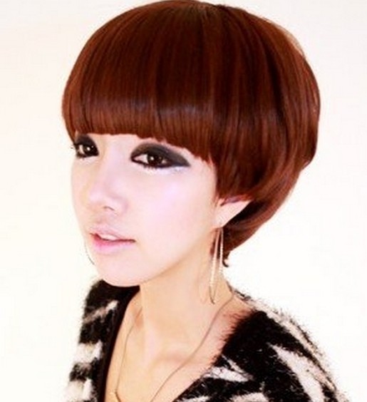 点击大图看下一张：这一款女生蘑菇头发型非常清爽帅气，结合了碎发式的刘海修剪，正好对瓜子脸来个完美修饰效果，还能流露出女性的干练和帅气。