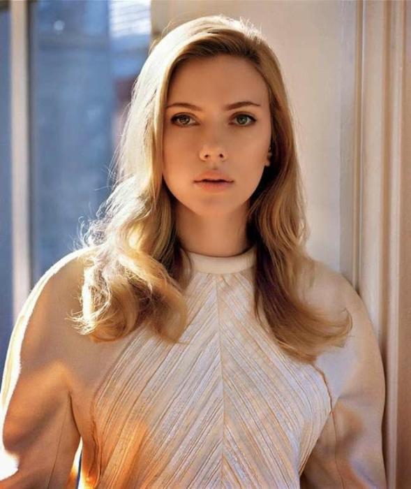 点击大图看下一张：近日，美国女星斯嘉丽·约翰逊(Scarlett Johansson)登上某杂志封面。该片由Alasdair McLellan掌镜，在封面大片中，斯嘉丽·约翰逊身着淡蓝色衬衫出镜，长发披肩，目光直视镜头，温婉迷人，尽显熟女气质。