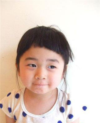 点击大图看下一张：超萌的小女孩西瓜头发型设计图片，非常适合圆脸小女孩哦。