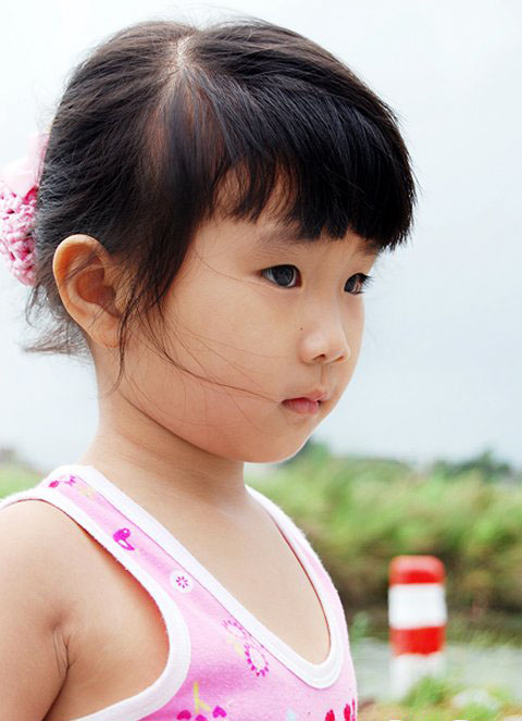 点击大图看下一张：3至4岁的小女孩即使剪了刘海了，但后面一小马尾的扎法，同样俏皮可爱。只是这张照片，后面被一小网状给固定定了。
