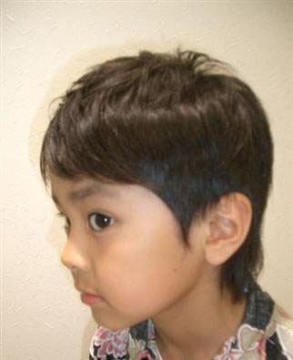 点击大图看下一张：男童斜梳发型设计，一款可爱的小靓仔发型哦。
