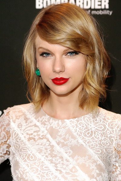 点击大图看下一张：Taylor Swift中长波波头发型图片，到脸颊长度的波波头是很经典时髦的短发款式。带有微微的乱卷，是今年欧美女明星们经常使用的造型手法。