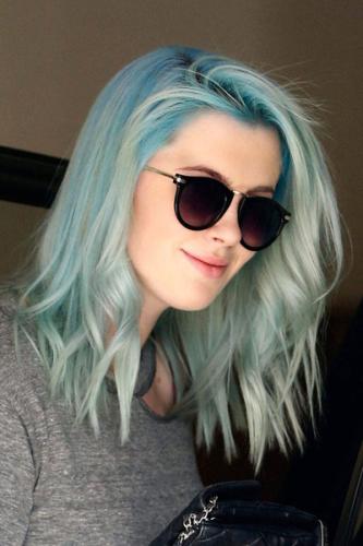 点击大图看下一张：个性蓝绿色头发，一年之中有什么时候比春天更适合换个新发色呢？有时候发色本身就是配件，换上大胆新发色，服装方面也可以省去更多心思。