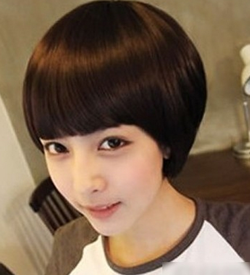 点击大图看下一张：清新自然的女生锅盖头，韩系女生清新自然款的锅盖头短发，圆润型的头发修剪，看起来可爱又显乖巧感，搭配齐刘海，萌感立马呈现。