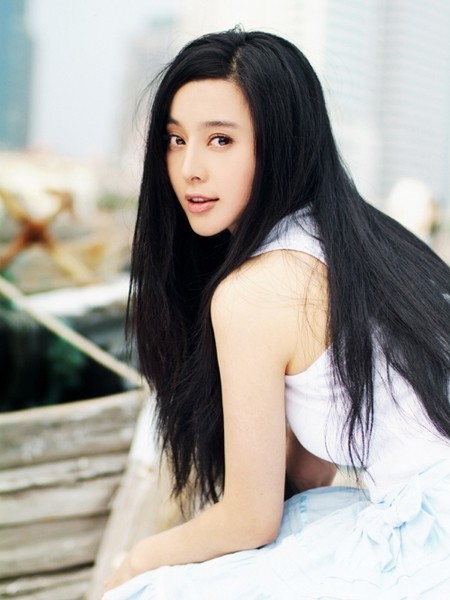 点击大图看下一张：范冰冰的飘逸柔滑长直发，一直以黑发示人的范爷可谓是华人女星的黑发典范。