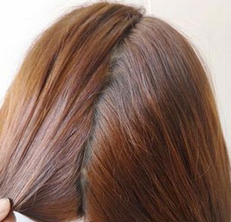 点击大图看下一张：今天小编分享一款简单好看的韩式扎发哦。先把头发梳好梳顺，然后将头发从后面分成两份，再将其中的一份头发扎在一侧。