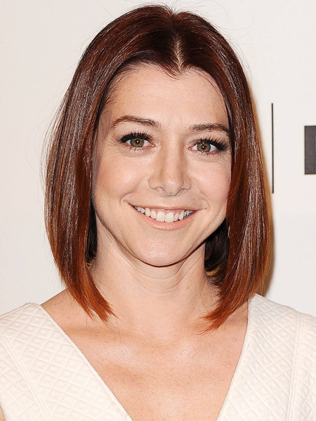 点击大图看下一张:Alyson Hannigan不对称BOB发型,前长后短很有时尚感。