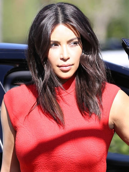 点击大图看下一张:Kim Kardashian,新剪的披肩中长发,随性自然。