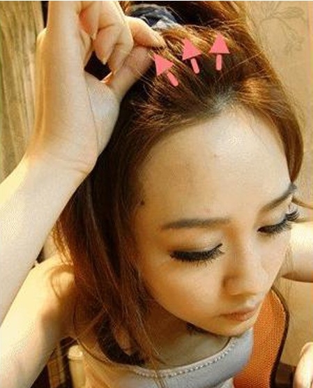 点击大图看下一张:韩式马尾扎法步骤六,最后就轻拉头发,使头发显得更蓬松哦,不过要小心哦,不要把其它头发弄乱了。