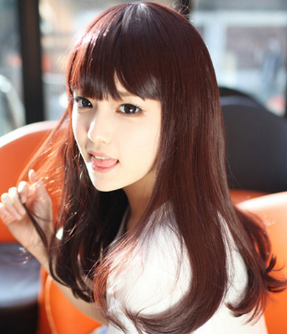 点击大图看下一张：这款展现出甜美feeL的韩式中长发，夕阳照射在妹子的头发上，超美的，棕红的发色更很好凸显出白皙肌肤，内翘发尾，俏皮、可爱。