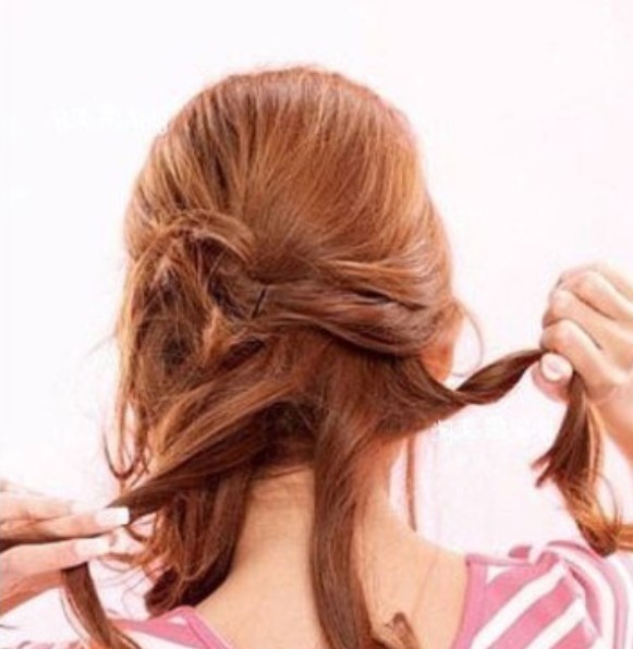 点击大图看下一张：韩国花苞头扎法2、中间剩下的披散着的头发分成三束，分别向外拧转成卷，然后固定在一侧。