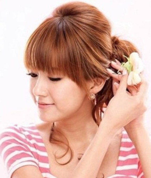 点击大图看下一张：韩国花苞头扎法3、将头饰别在发髻，发型打造完成！甜美的花朵发饰适合可爱的女生，打造夏日度假感。