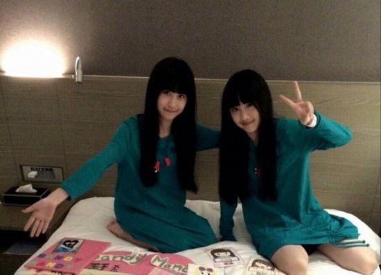 点击大图看下一张：台湾双胞胎姐妹花变大眼萌妹，齐刘海发型美到爆！