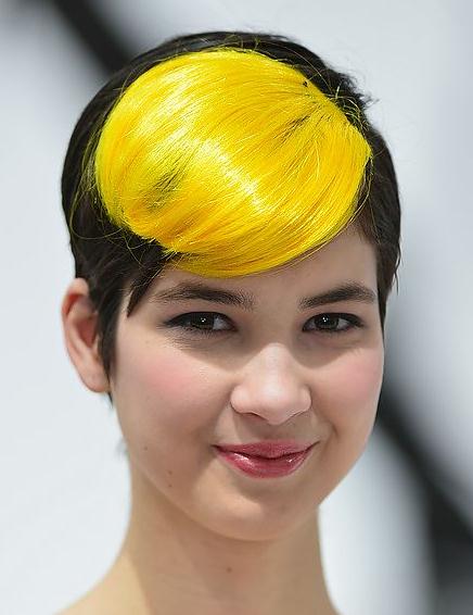 点击大图看下一张：最个性发型，短发女人一直是帅气的，模特头上染了一片黄色，很是抢眼，想必这是此次车展最另类的发型了。