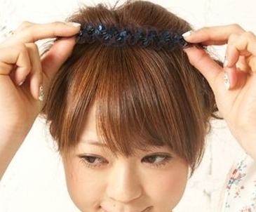 点击大图看下一张：韩式花苞头扎法步骤四：将发箍放在刘海和后面头发的分界处，这样使脸型看起来更美哦。