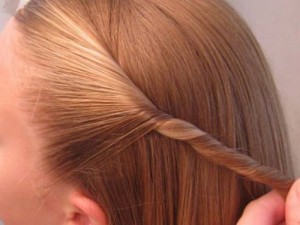 点击大图看下一张：步骤2、将一小部分头发拧麻花辫样式如图所示。