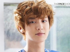 点击大图看下一张:花美男纹理烫,喜欢韩剧中那烫着蓬蓬卷发的花美男帅哥,可爱又酷酷的,清秀的外表在这样独特而又个性的发型衬托下越发清新迷人,浅浅的发色更有阳光暖男的味道。